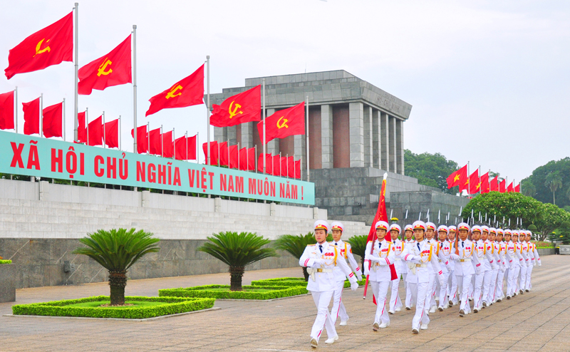 Thuc hien nghi le chao co hang ngay truoc Lang