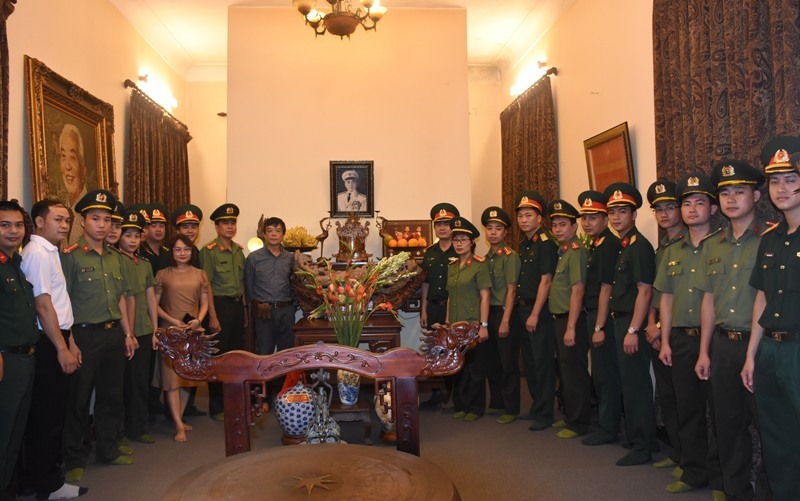 Doan TN dang huong tuong niem bac Giap 1