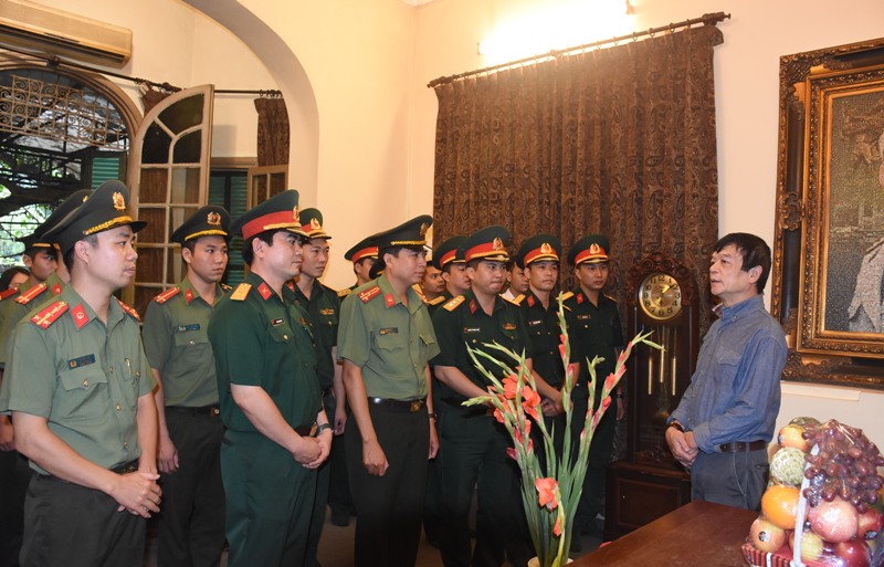 Doan TN dang huong tuong niem bac Giap 2