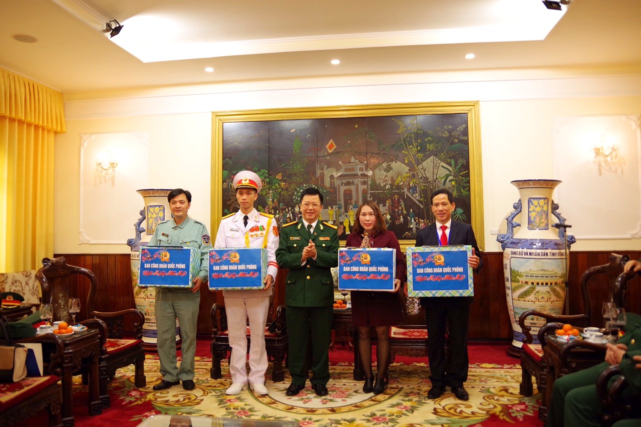 cong doan quoc phong tang qua 1