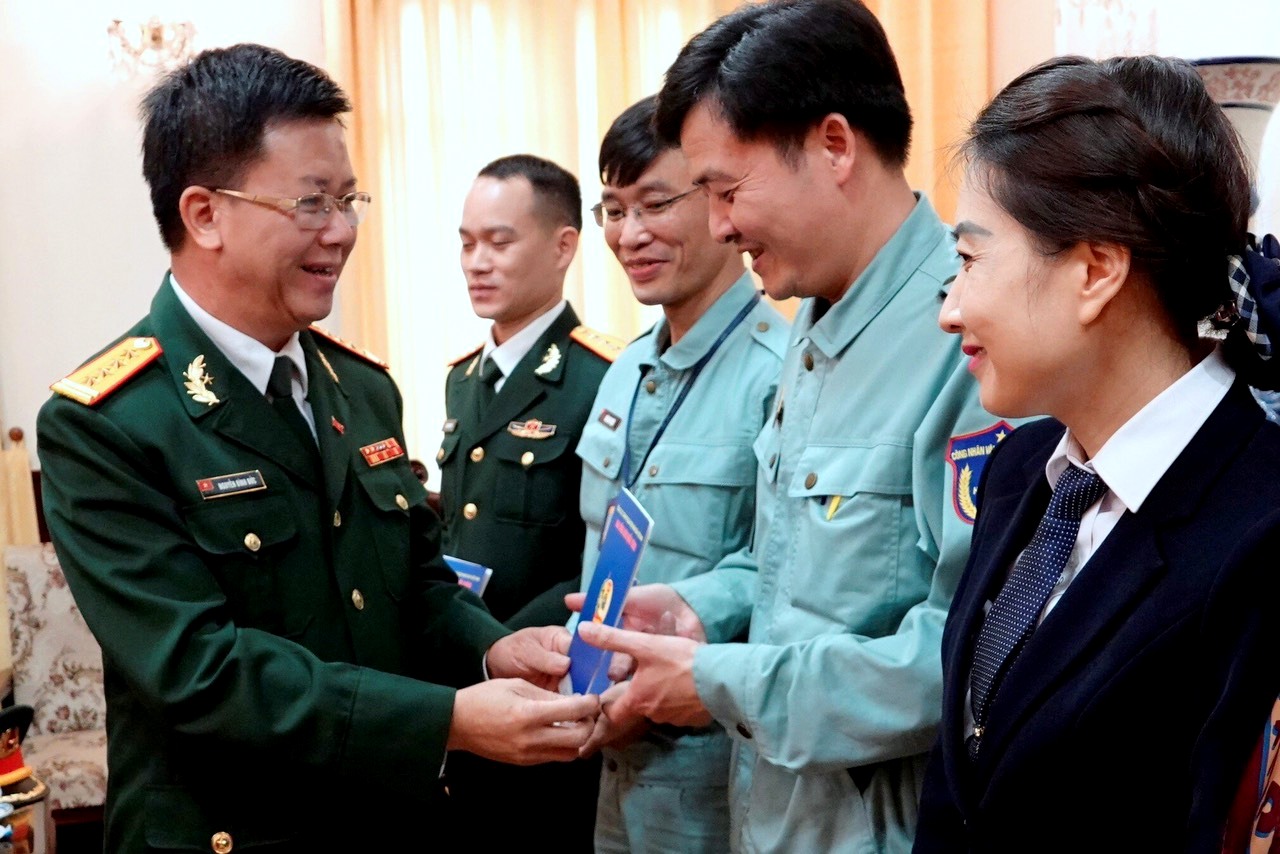 cong doan quoc phong tang qua 2