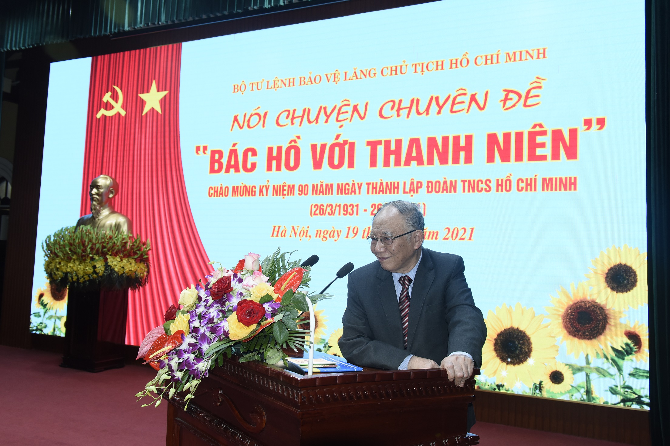 bac hoang chi bao noi chuyen thanh nien 1