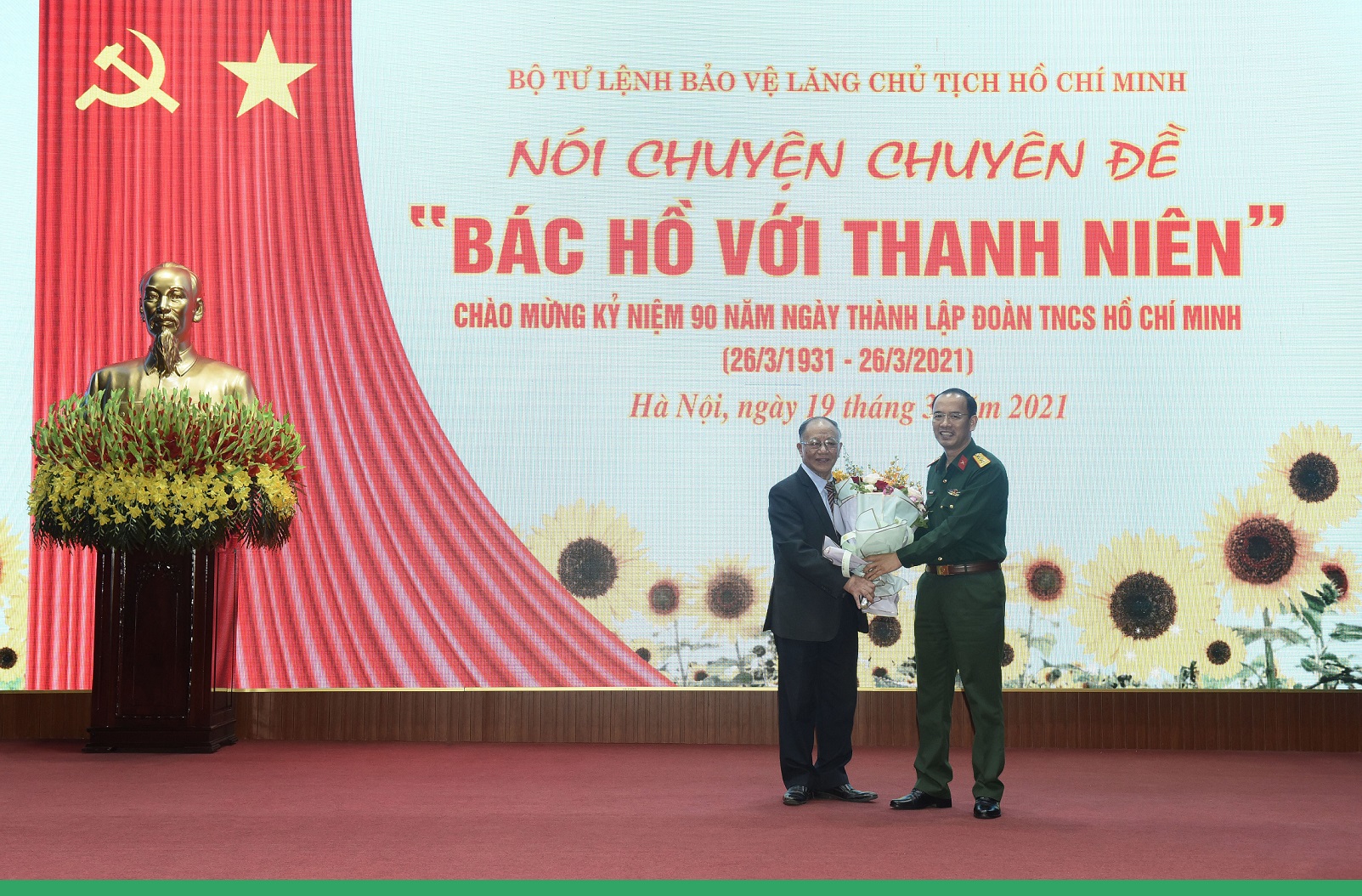 bac hoang chi bao noi chuyen thanh nien 2