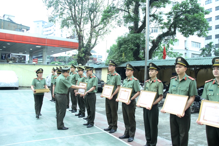 375 chao co thang 4 2