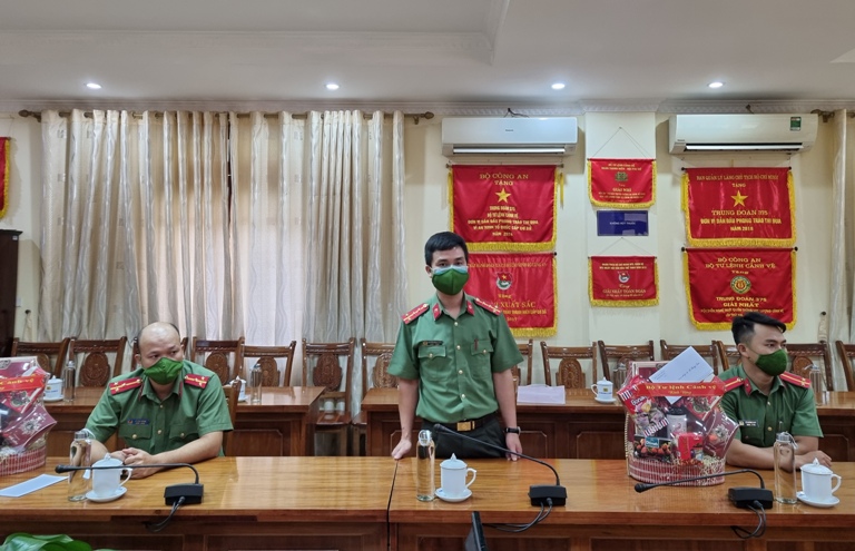 375 tang qua can bo 2