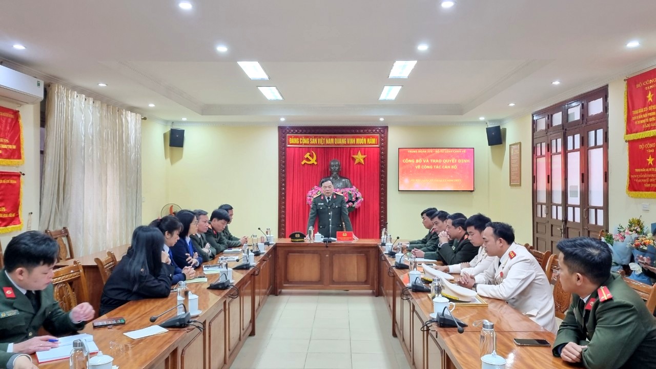 375 trao quyet dinh cong tac can bo 2