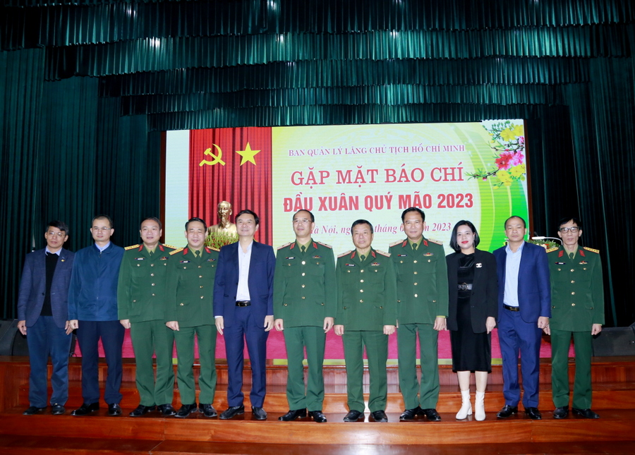 gap mat bao chi luu niem