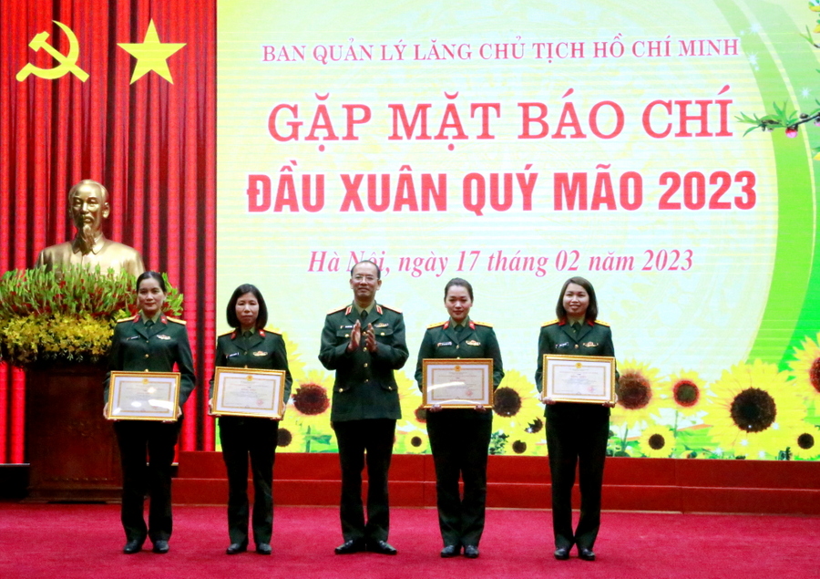 gap mat bao chi trao khen thuong