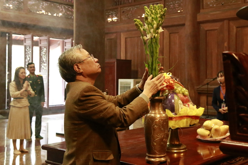 uy vien bo chinh tri 2