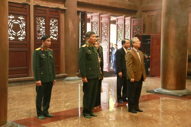 uy vien bo chinh tri 3