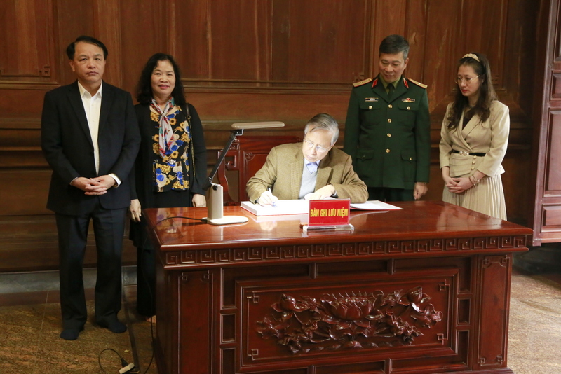 uy vien bo chinh tri 4