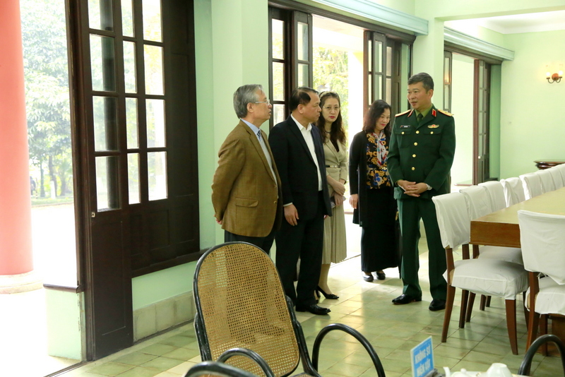 uy vien bo chinh tri 5