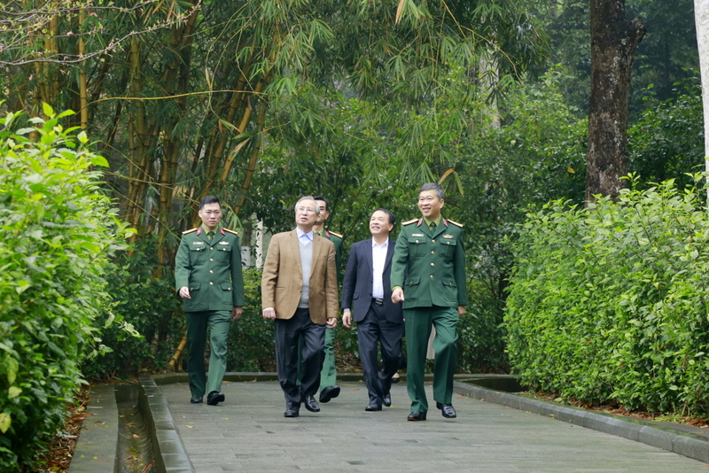 uy vien bo chinh tri 6