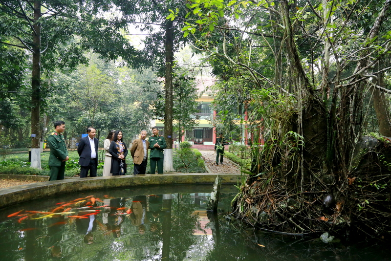 uy vien bo chinh tri 7