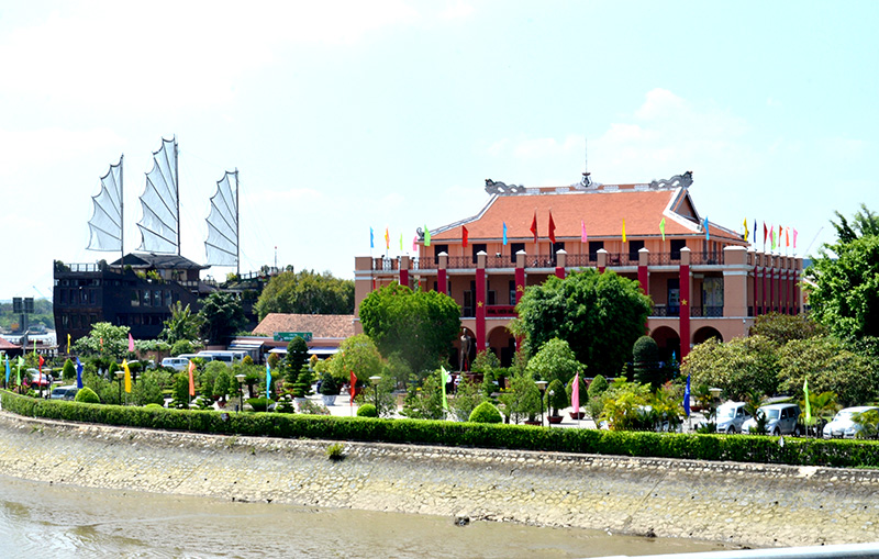 ben nha rong