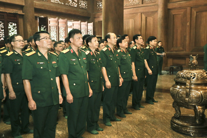 hoc vien hau can dang huong