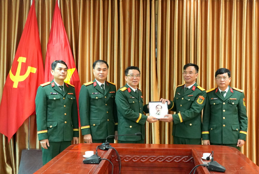 tang qua don vi 3
