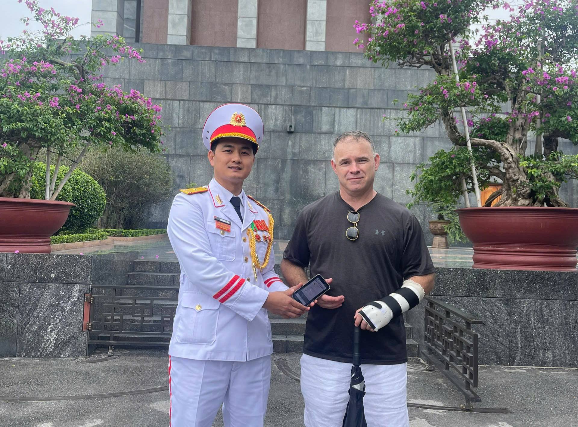 Trả lại điện thoại 1