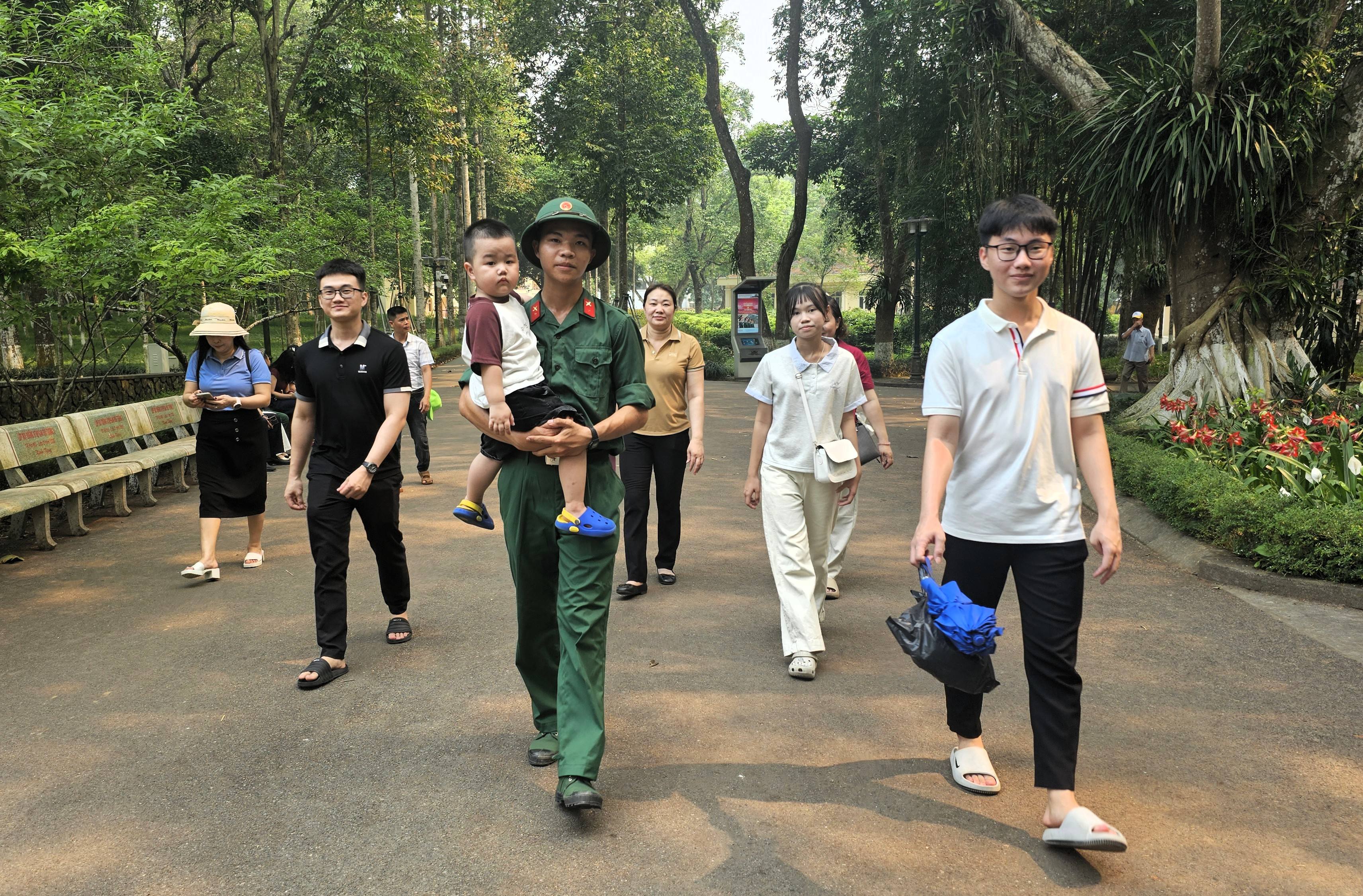 Chiến sĩ mới đón thân nhân 2 1