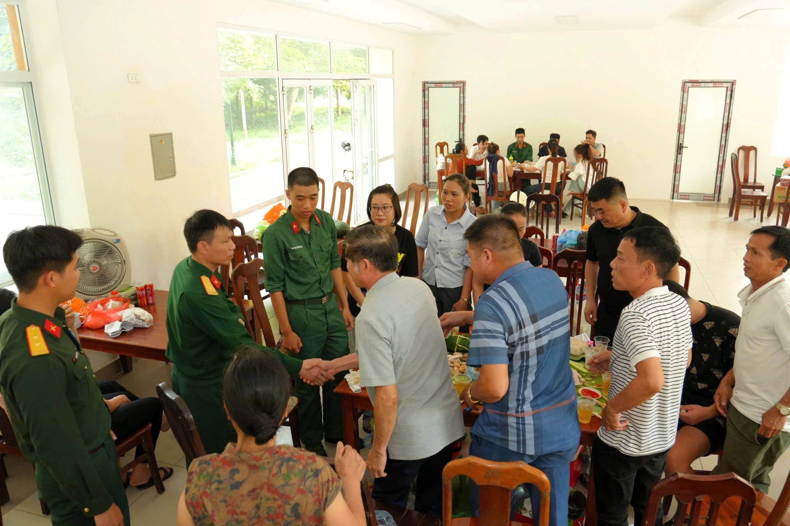 Chỉ huy Trung tâm đón tiếp người nhà 1