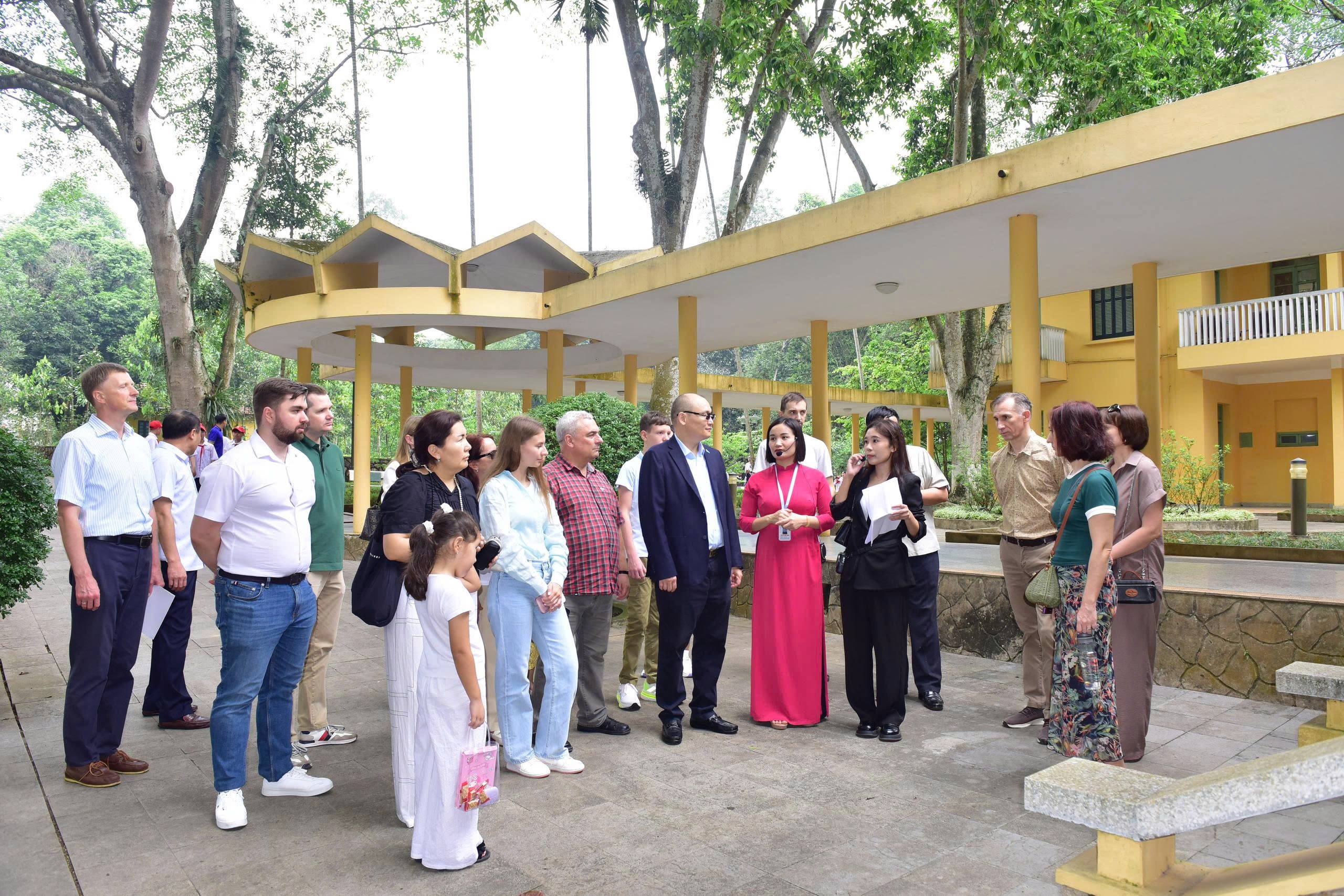 Đại sứ quán và gia đình nghe giới thiệu về Khu Di tích K9 2