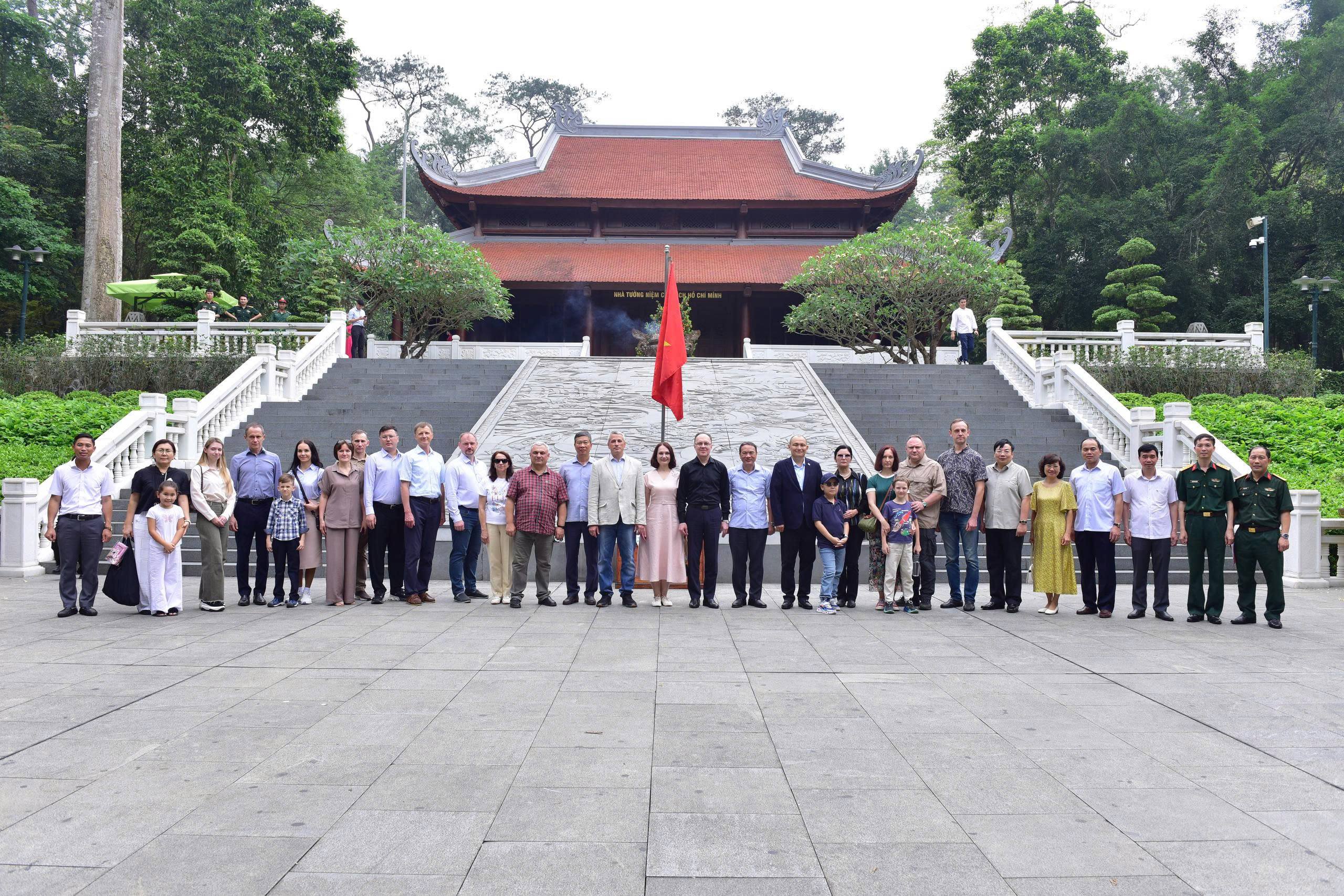 Đoàn chụp ảnh lưu niệm 2