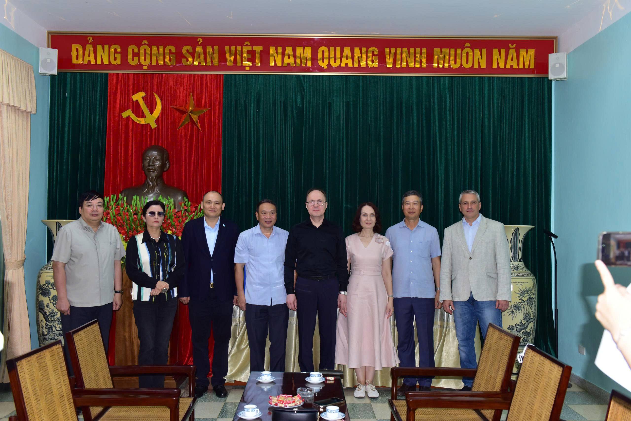 Đoàn chụp ảnh lưu niệm tại nhà kính 2