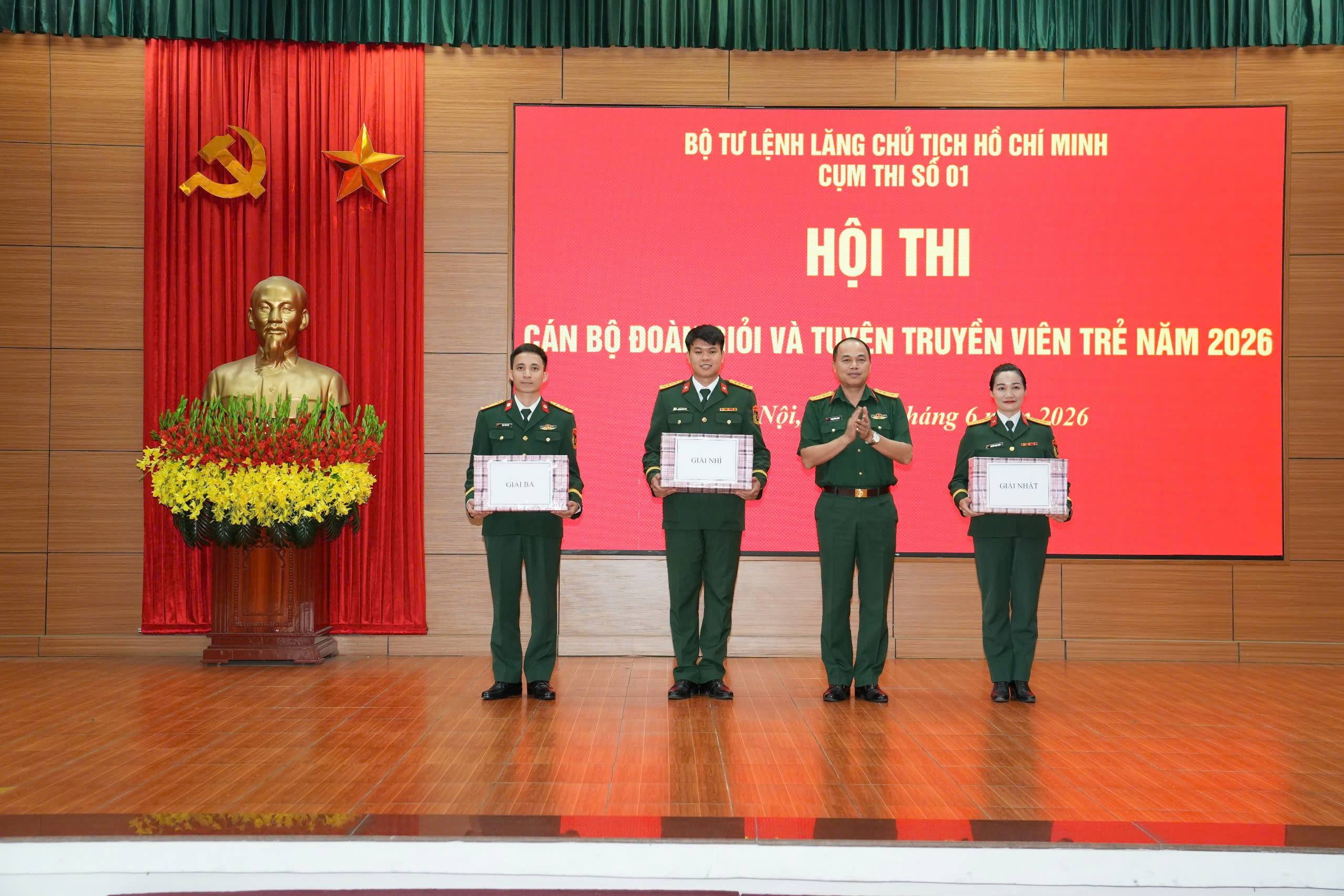 TT Sang trao giải 1