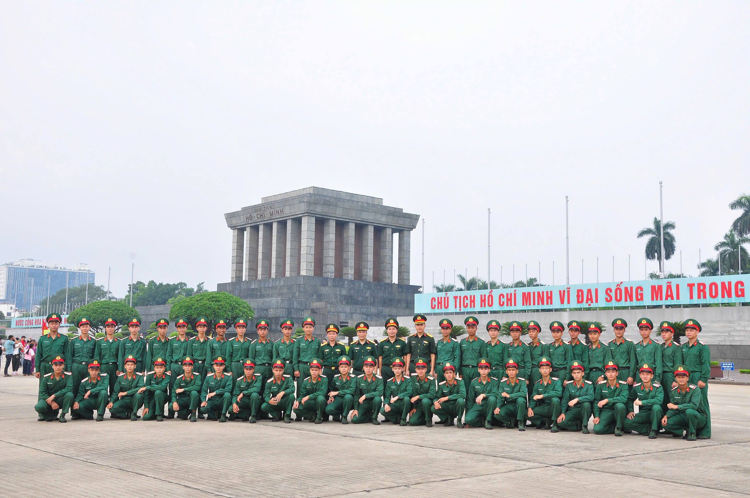 4. Viếng Bác 1