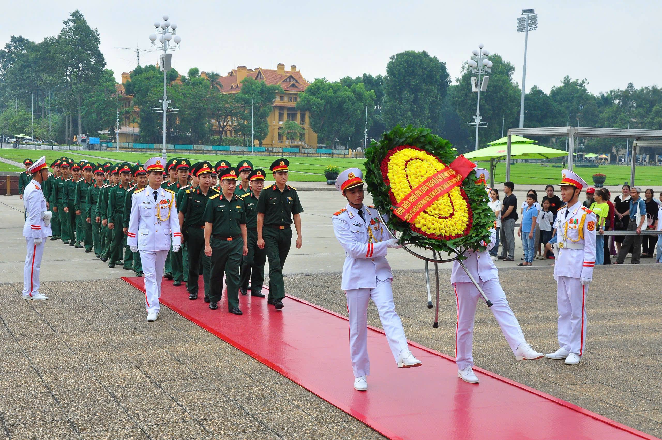 5. Viếng Bác 1