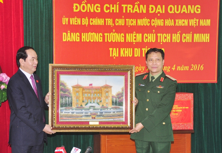 Chủ tịch nước tặng quà cho Bộ Tư lệnh Lăng
