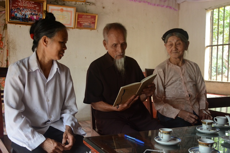 Cụ Nguyễn Văn Bỉnh xem lại những tư liệu về Bác Hồ