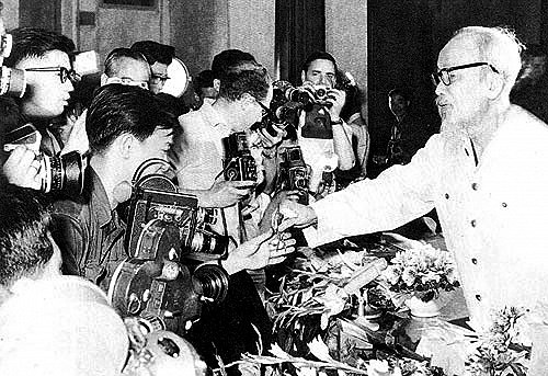 Hoc va lam theo chi dan cua nha bao Ho Chi Minh
