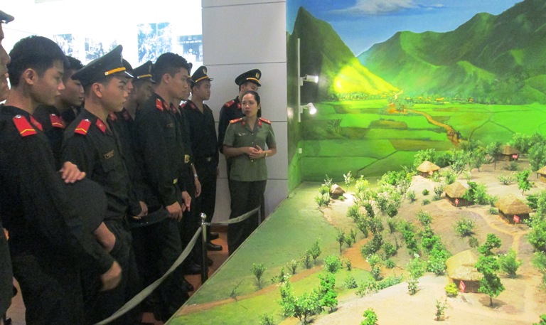 375 tham quan hoc tap2018 bao tang csnd 2