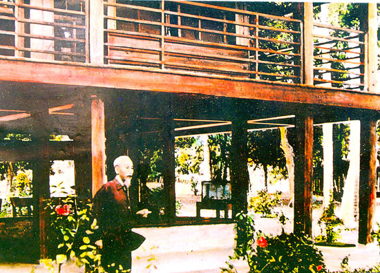 Chu tich Ho Chi Minh ung dung tutai truoc ngoi nha san trong khu Phu Chu tich thang 4 nam 1960