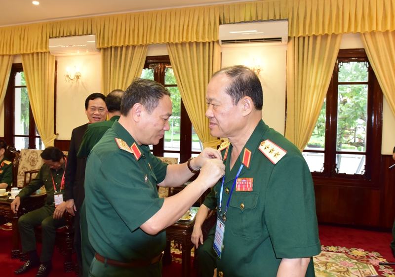 cuu chien binh trao huy hieu 1