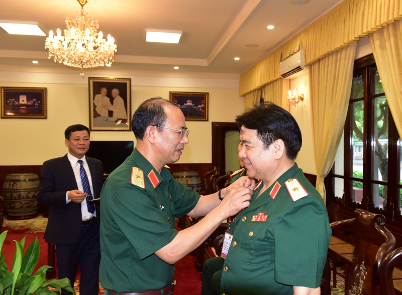 cuu chien binh trao huy hieu 2