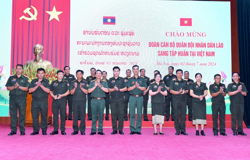 can bo lop tap huan cua lao 2024 5