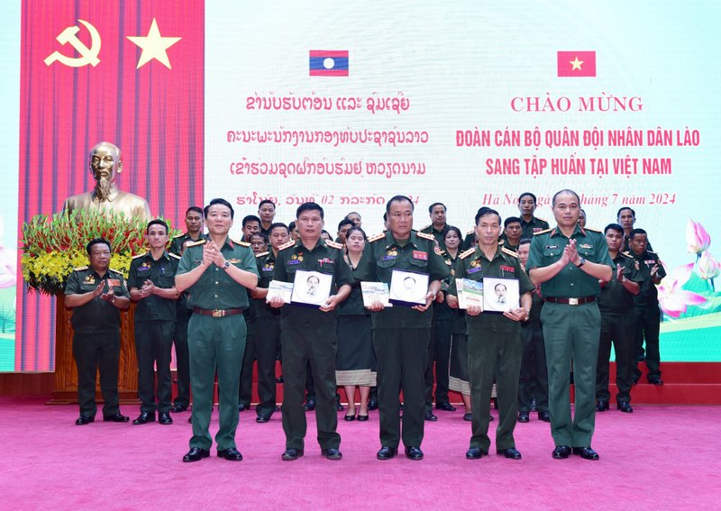 can bo lop tap huan cua lao 2024 7