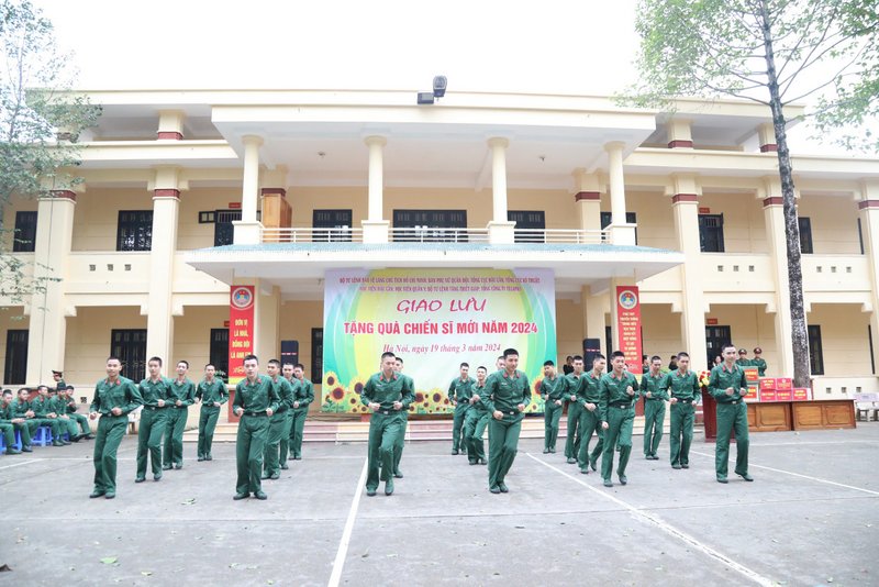 phu nu quan doi giao luu