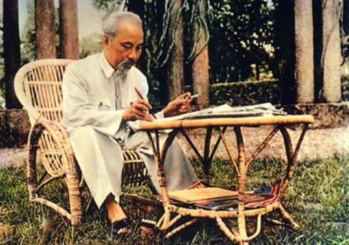 8.5.Chủ tịch Hồ Chí Minh làm việc tại giàn hoa Phủ Chủ tịch năm 1957