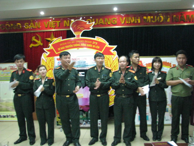 6. a3 Chỉ huy trng đoàn chấm thi báo tường