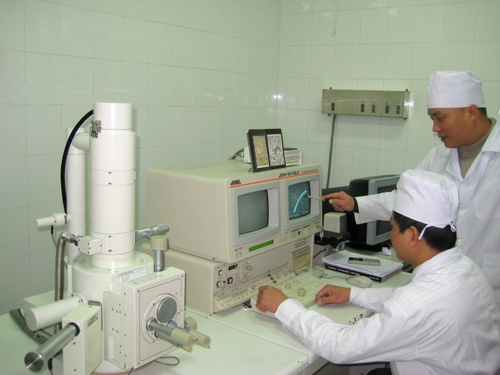 Cán bộ Viện 69 khai thác thiết bị hiện đại