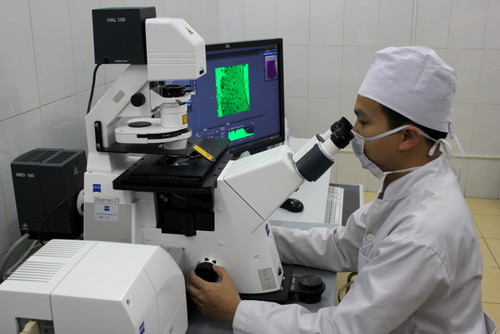 Cán bộ Viện 69 đang nghiên cứu khoa học