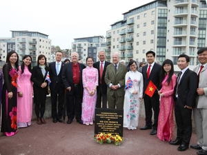 Khanh thanh bia ky niem 100 nam Bac Ho toi Anh
