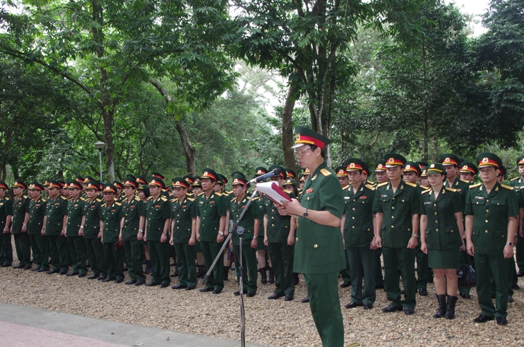 Đoàn đại biểu cơ quan Tổng cục Chính trị báo công với Bác a1