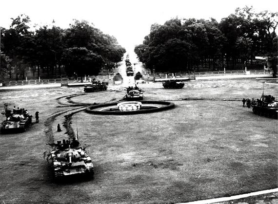 anh 11  toan canh doi hinh xe tang danh vao dinh doc lap