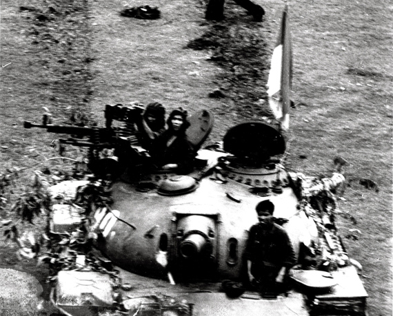 anh 12  xe tang 390 trong dinh doc lap