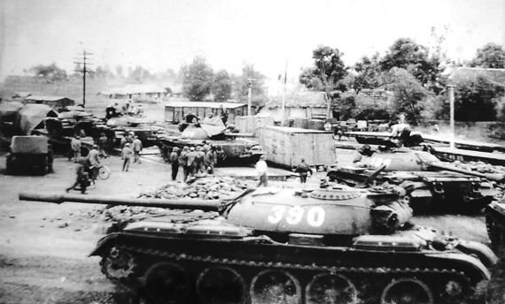anh 2  xe tang 390 len tau h a vao Nam tham gia chien dich giai phong mien Nam