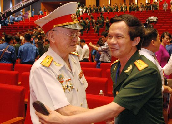 - i tß Tr²ng V nh Thpng g p l i nh ng ng² i lfnh